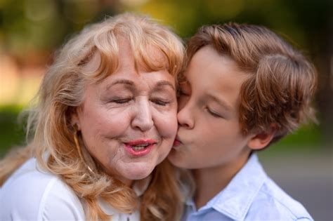 Tout Son Amour Pour Grand Mère Dans Un Baiser Photo Premium