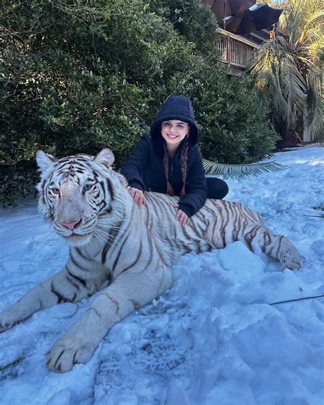 Rio Lilly | Princess Jasmine and her tiger Rajah👑💙🐯 | Instagram