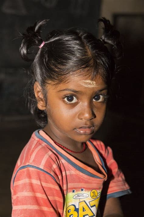 A Pobreza Retrato De Uma Menina Indiana Pequena Pobre Da Crian A