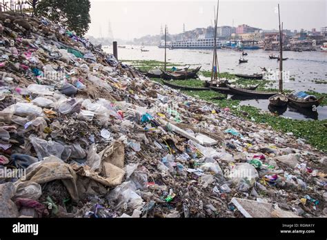 Pollution boat bangladesh hi-res stock photography and images - Alamy