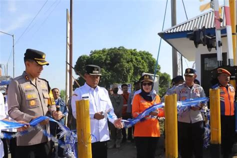 Minimalisir Kecelakaan Dishub Jombang Resmikan Pos Jaga Dan Palang