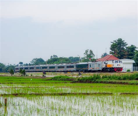 KA Panoramic Layani Keberangkatan Stasiun Surabaya Gubeng Bandung