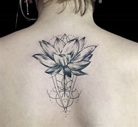 35 Tatuagens de Flor de Lótus nas costas e o seu significado 123