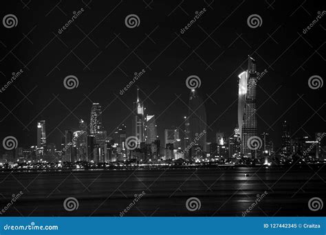 Horizon Noir Et Blanc De Kuwait City La Nuit Image Stock Image Du