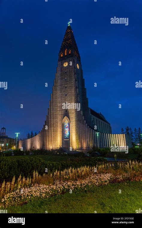 Night view of Hallgrimskirkja cathedral in Reykjavik, Iceland Stock ...