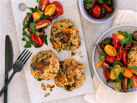 Reis Möhren Küchlein auf buntem Tomatensalat vegetarisch Rezept EAT