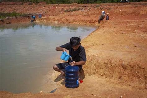 Gangguan Suplai Air Bersih Warga Batam Manfaatkan Air Kolam Tampungan