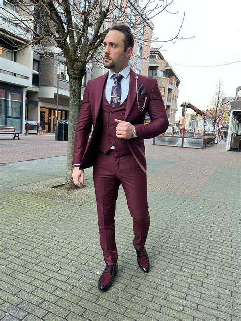 The Ultimate Guide to Rocking a Burgundy Suit: Tips and Trends for the ...