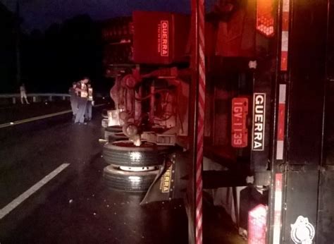 Caco Da Rosa Carreta Carregada Bobinas Tomba Em Videira