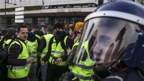 Gilet Gialli La Protesta Scende In Strada Anche In Portogallo 3 Fermi