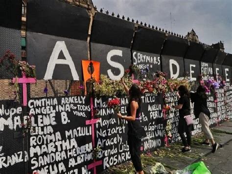 Mujeres Colocan Flores En Las Vallas De Palacio Nacional La