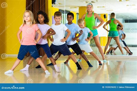 Coreografía De Grupo Sincrónico De Bailes Infantiles Foto de archivo