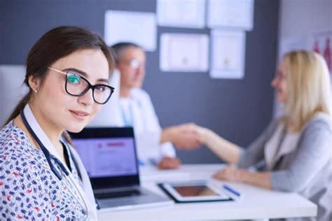 Reconversion secrétaire médicale métier formation salaire