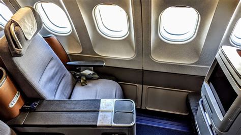 Lufthansa A340 300 Business Class Seat Review | Elcho Table