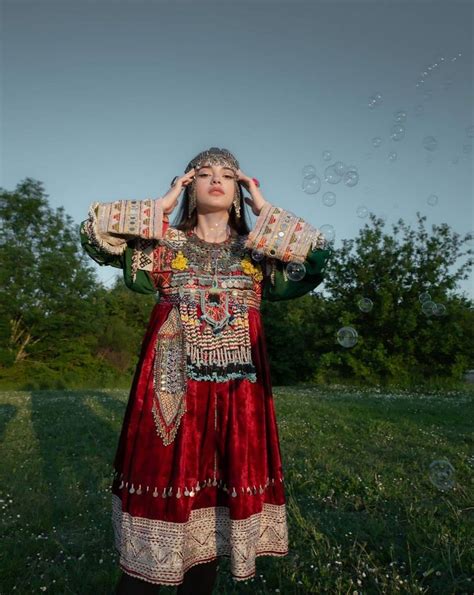 Traditional Pashtun folk clothing, by Avizeh. : r/afghanistan