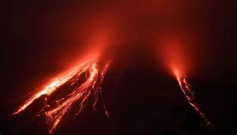 Volc N Ecuatoriano Sangay Arroja Ceniza Y Derrama Material Magm Tico