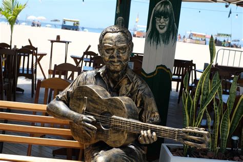 Gilberto Gil é homenageado estátua na orla de Copacabana Rio de