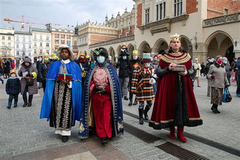 Orszak Trzech Króli Mędrcy przeszli przez Kraków samotnie Kwestowano