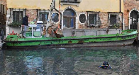 Gondolieri Sub Puliscono Il Fondo Dei Canali C Chi Ha Buttato Una