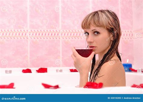 Une Fille Prend Un Bain Dans La Mousse Et Le Vin Potable Image Stock