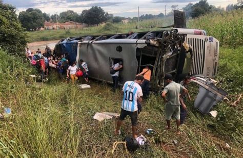 Ônibus 30 passageiros tomba e deixa feridos non interior da Bahia