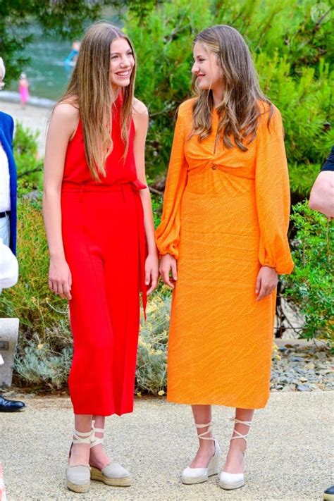 Leonor Et Sofia D Espagne En Solo Robes Flashy Et Espadrilles Au Pied