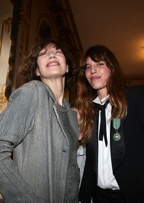 Photo Jane Birkin Invitee Et Sa Fille Lou Doillon Paris Le 10 Avril