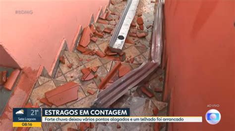 Vídeo Chuva forte e ventania tiram telhados de casas em Contagem Bom