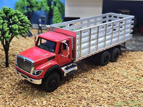 Custom International IH Flat Bed Stake Truck 1 64 ERTL FARM GREENLIGHT