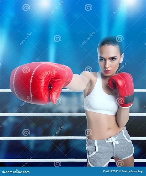 Mujer Con Los Guantes De Boxeo Imagen De Archivo Imagen De Azul