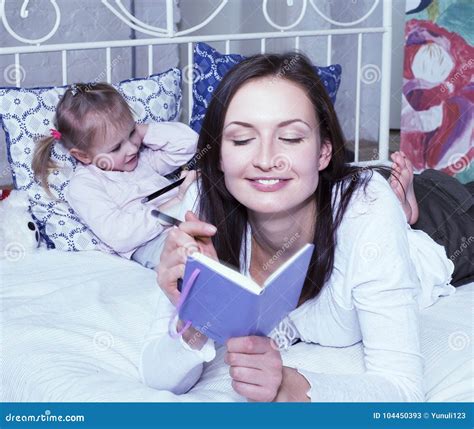 Portrait De La M Re Et De La Fille S Tendant Dans La Lecture De Lit Et