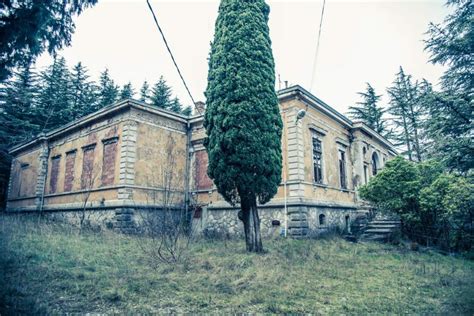 Il boato e poi le fiamme il risultato è una scuola in totale degrado