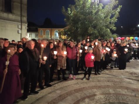 A Cessaniti In Migliaia Alla Fiaccolata In Solidariet Dei Parroci