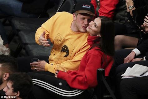 Emily Ratajkowski Watches Basketball Game In New York City Daily Mail Online