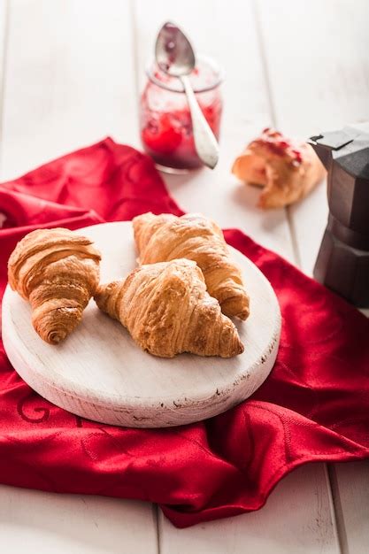 Croissants Franceses Reci N Horneados Con Un Tarro De Mermelada En Una