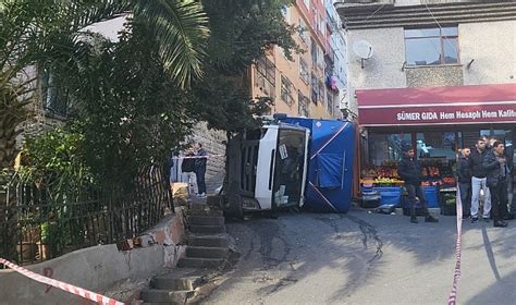 Beyoğlunda faciadan dönülen anlar kamerada Devrilen kamyonetin