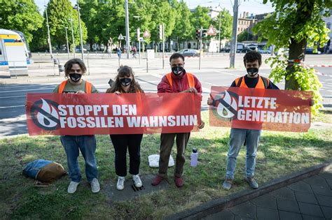 Letzte Generation In Leipzig Klimaaktivisten Kleben Sich An Straße Fest