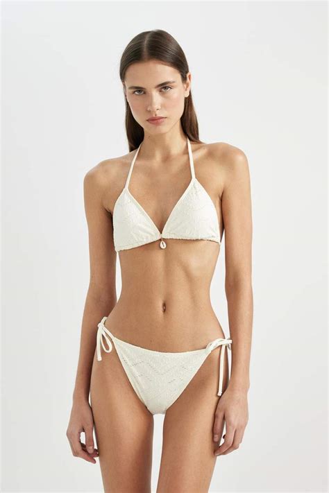 Beyaz Kadın Fall in Love Regular Fit Nakışlı Brode Üçgen Bikini Üstü