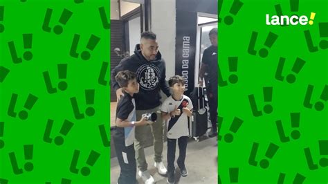 VÍDEO Autor do gol da vitória do Vasco Payet tira fotos e distribui