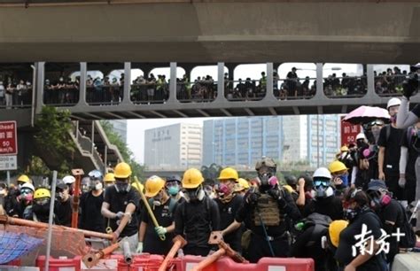 蒙面暴徒又闹事！香港示威者架路障投石块