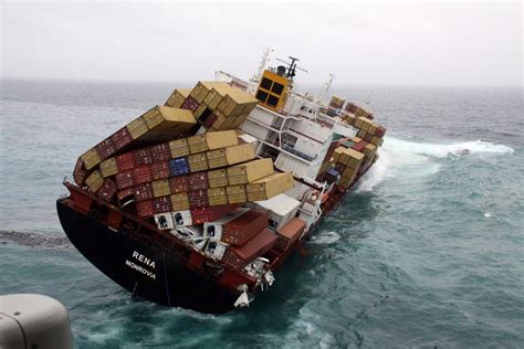 Sinking cargo ship [x-post r/damnthatsinteresting] : r/submechanophobia