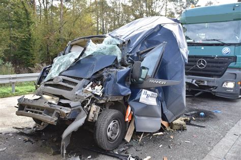 Unfall Auf Der S Dtangente In Karlsruhe Auto Zwischen Lkw Und