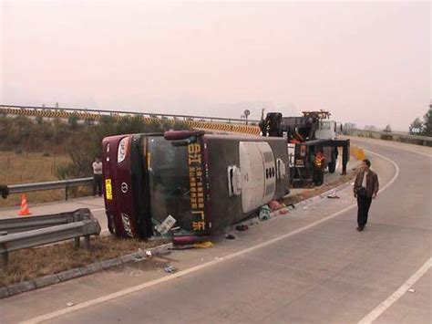 桂柳高速公路新兴互通惊险一幕 四川大客车转急弯轰然翻车 图