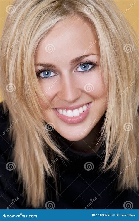 Femme Blond Heureux Avec Les Dents Parfaites Et Le Sourire Image Stock