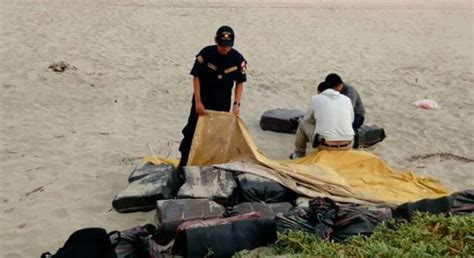 Piura policía encontró 700 kilos de cocaína enterrados en playas de