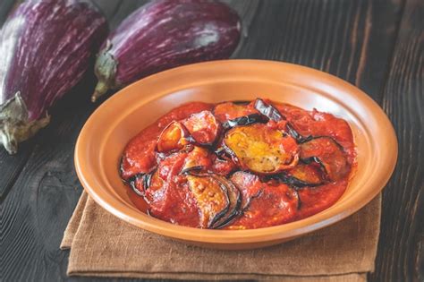 Berenjenas Fritas Con Salsa De Tomate Foto Premium