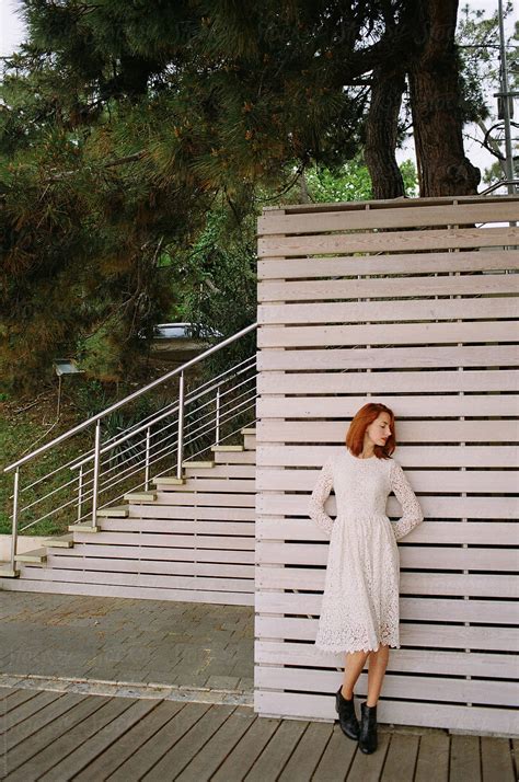 «woman Leaning On Wooden Wall Del Colaborador De Stocksy «amor