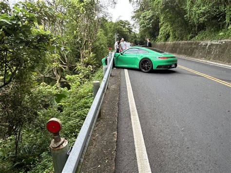 北宜保時捷自撞山壁畫面曝光 車頭全毀維修費恐百萬元 社會 中時