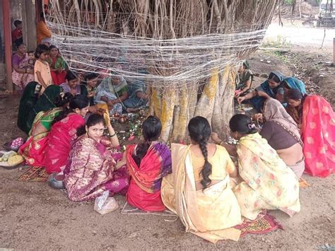 Women Worshiped The Banyan Tree For The Long Life Of Their Husbands Tied A Thread Around It And