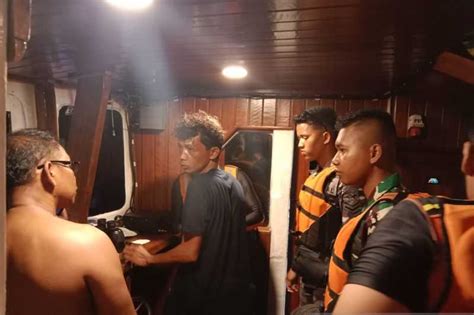 Kapal Rusak Di Tengah Laut Tim SAR Evakuasi Empat WNA Di Perairan